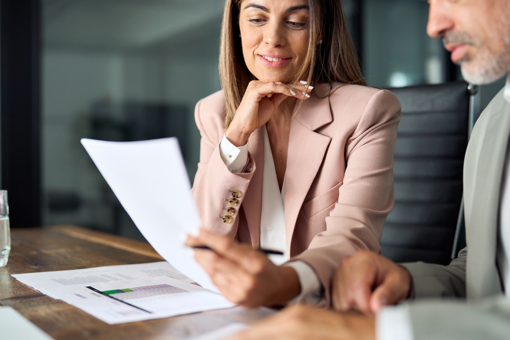 Business,woman,lawyer,attorney,showing,document,to,man,client,providing